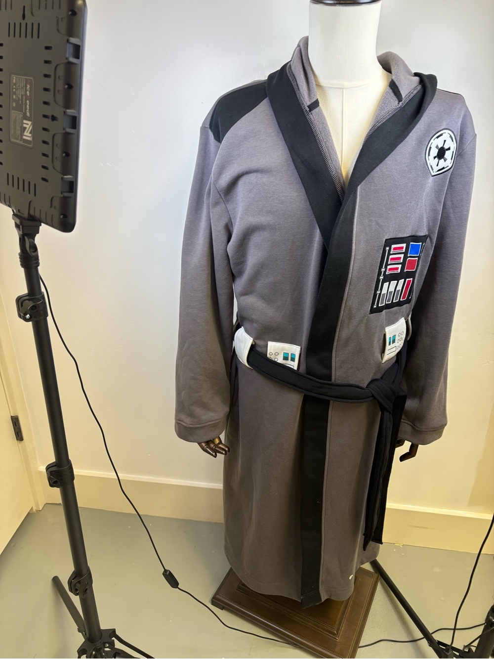 STAR WARS BATH ROBE NOVELTY  MEN X - XL  GRAY & BLACK POLYESTER  FRONT TIE BELT